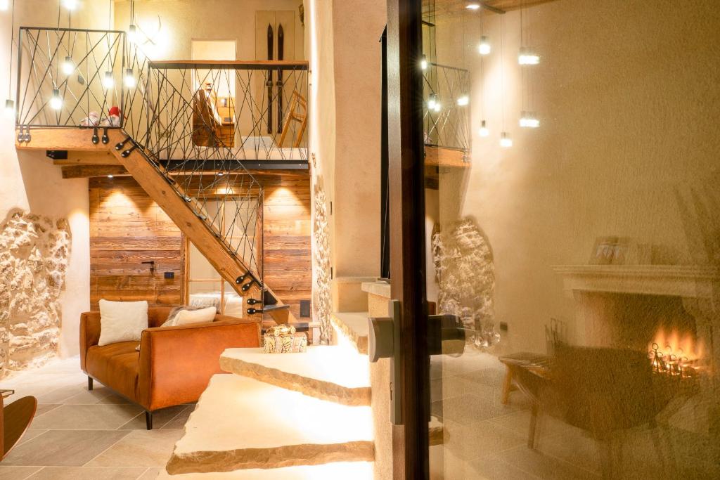 ein Wohnzimmer mit einer Treppe und einer Couch in der Unterkunft MALU' Exclusive Retreat in Pescocostanzo
