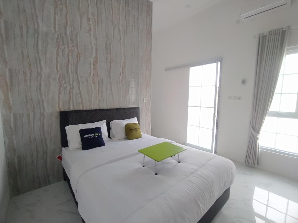 Letto o letti in una camera di Urbanview Hotel Nimara Ngawi by RedDoorz