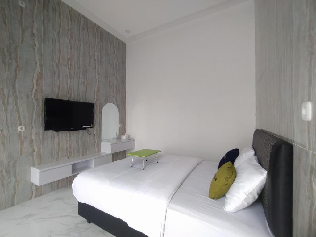 TV o dispositivi per l'intrattenimento presso Urbanview Hotel Nimara Ngawi by RedDoorz