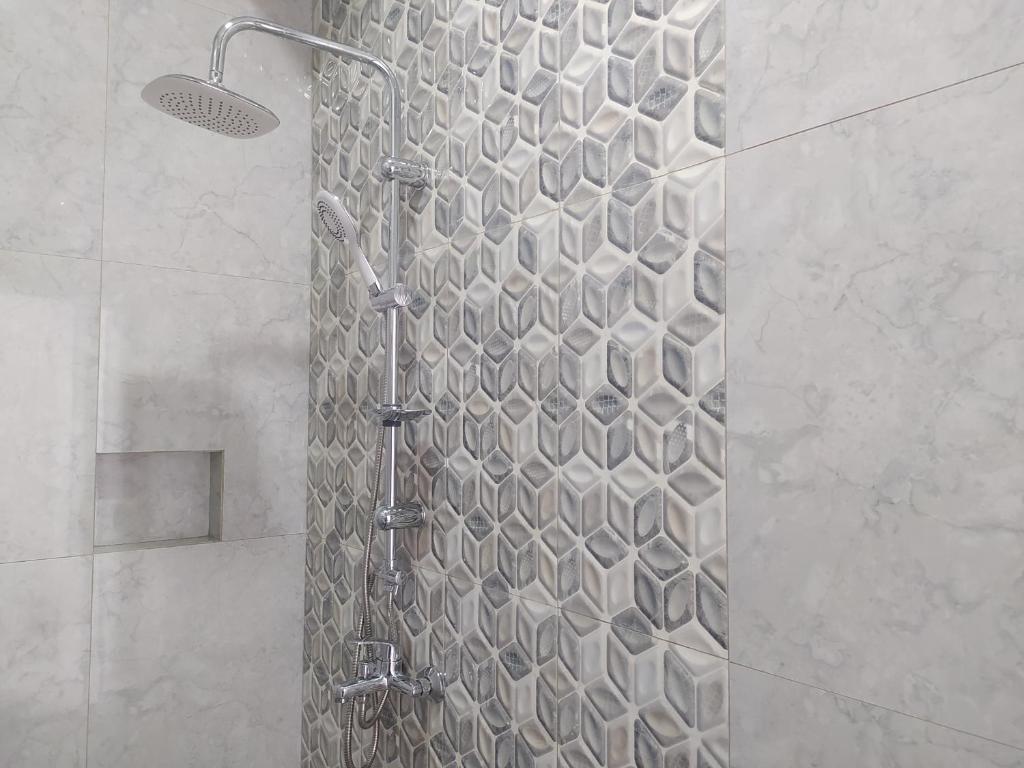 un bagno con doccia in vetro con porta posteriore di Urbanview Hotel Nimara Ngawi by RedDoorz a Ngawi