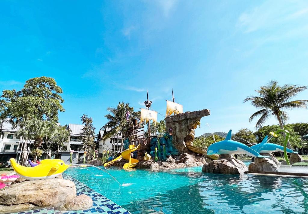 Bazén v ubytování Khaolak Emerald Beach Resort and Spa nebo v jeho okolí