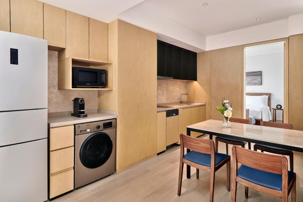 Kuchyň nebo kuchyňský kout v ubytování DoubleTree by Hilton Shenzhen Airport Residences