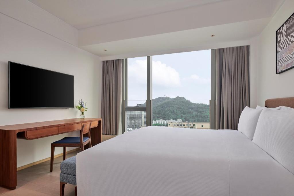 TV a/nebo společenská místnost v ubytování DoubleTree by Hilton Shenzhen Airport Residences