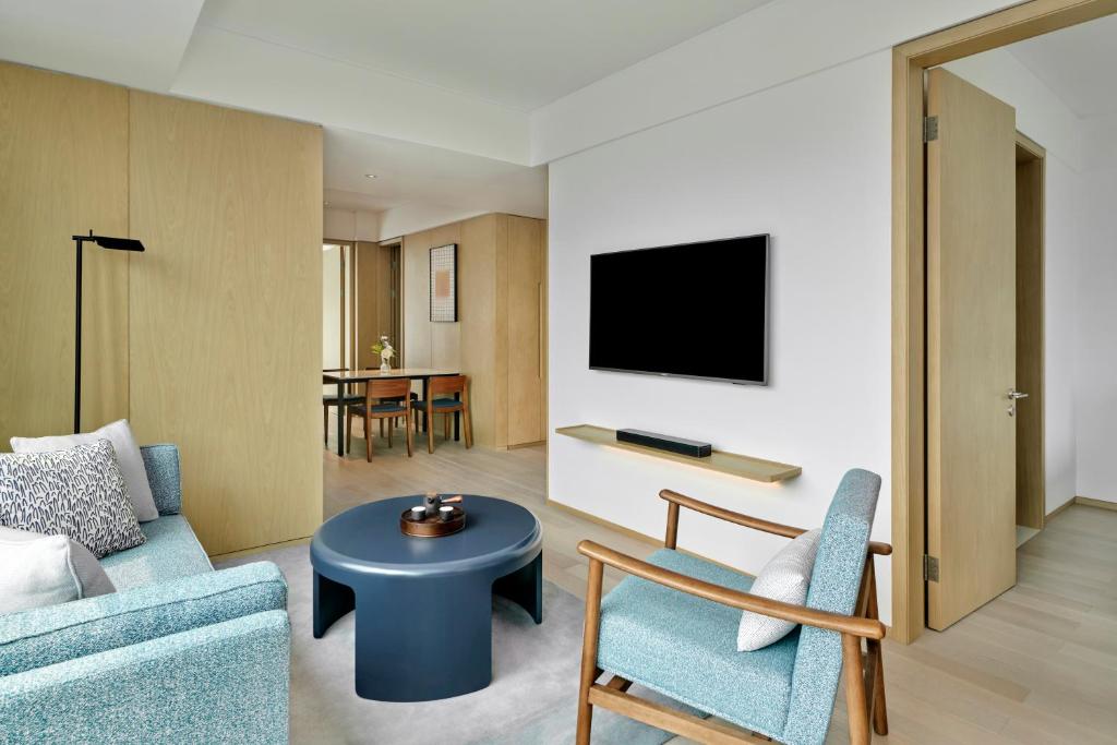 TV a/nebo společenská místnost v ubytování DoubleTree by Hilton Shenzhen Airport Residences