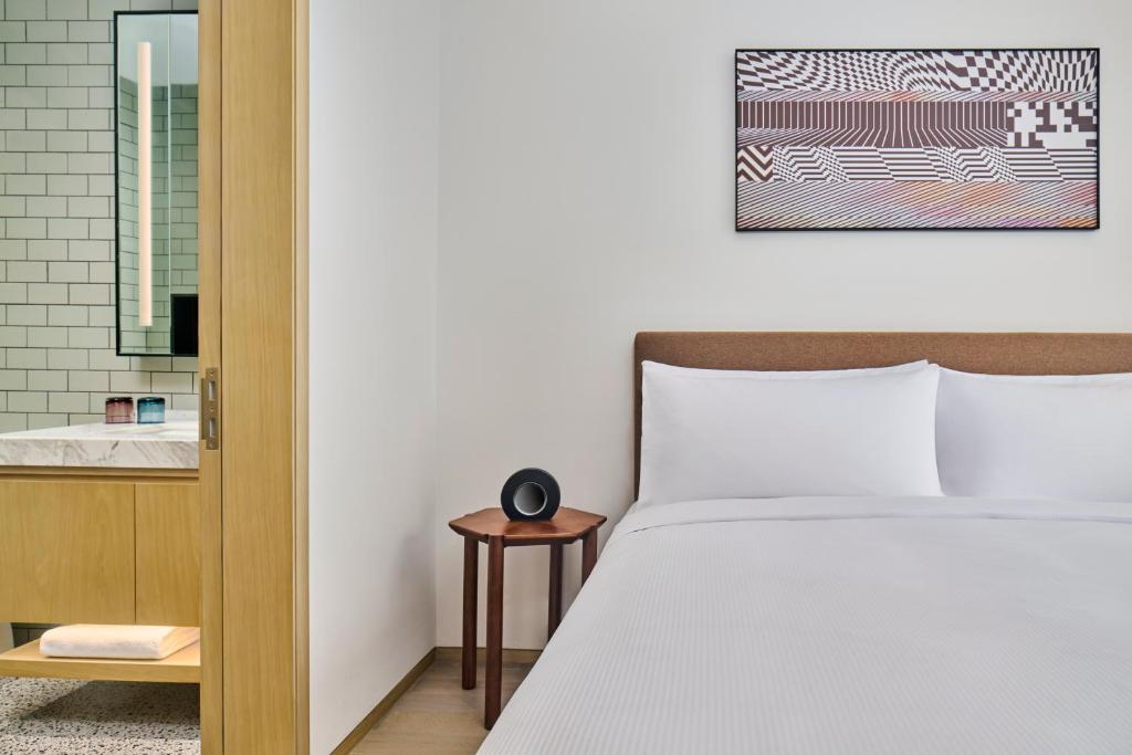 Postel nebo postele na pokoji v ubytování DoubleTree by Hilton Shenzhen Airport Residences