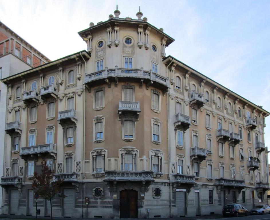 duży budynek z wieżą na górze w obiekcie Guest House Mameli44 w mieście Busto Arsizio