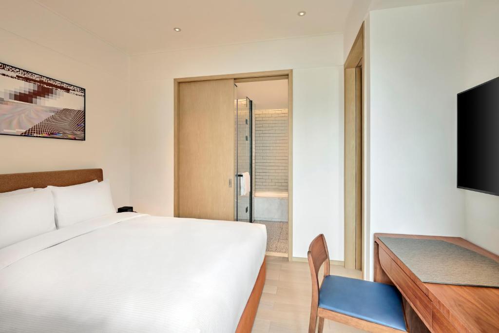 Postel nebo postele na pokoji v ubytování DoubleTree by Hilton Shenzhen Airport Residences
