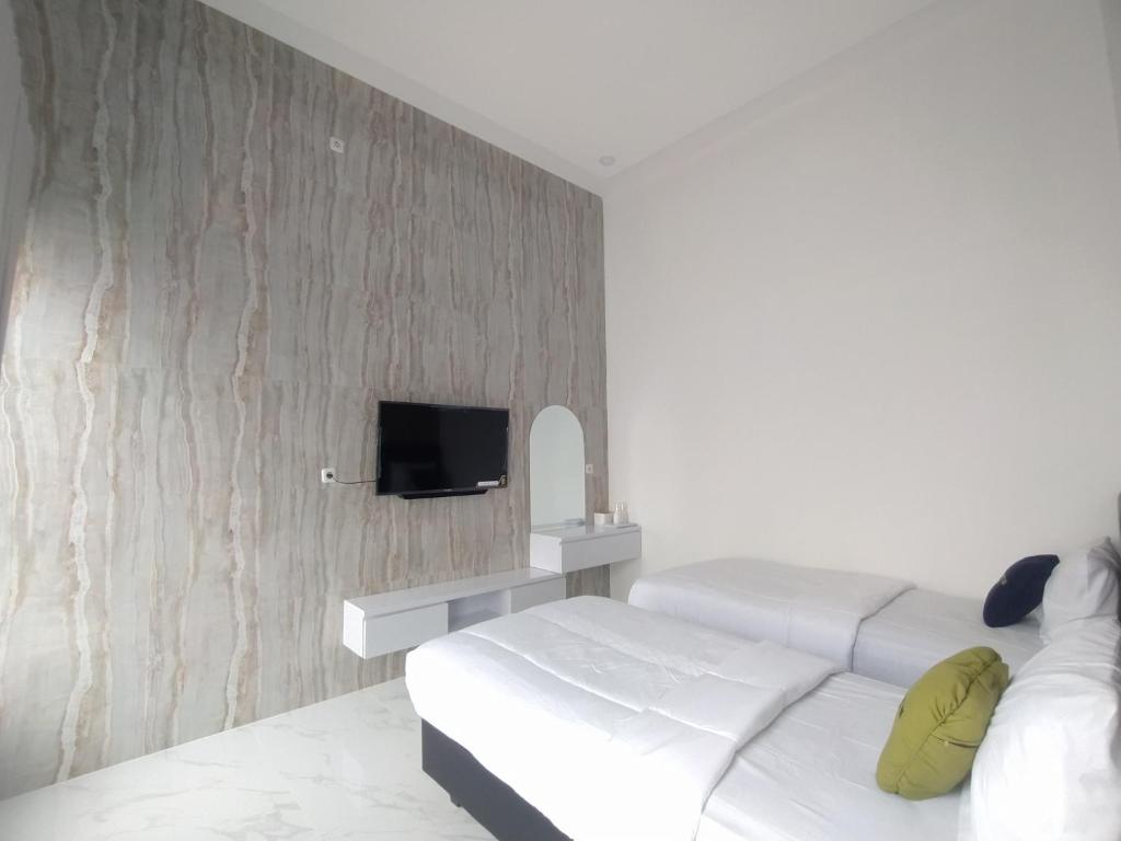 TV o dispositivi per l'intrattenimento presso Urbanview Hotel Nimara Ngawi by RedDoorz