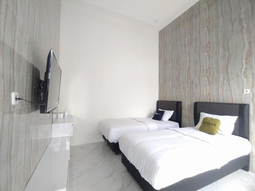 Letto o letti in una camera di Urbanview Hotel Nimara Ngawi by RedDoorz