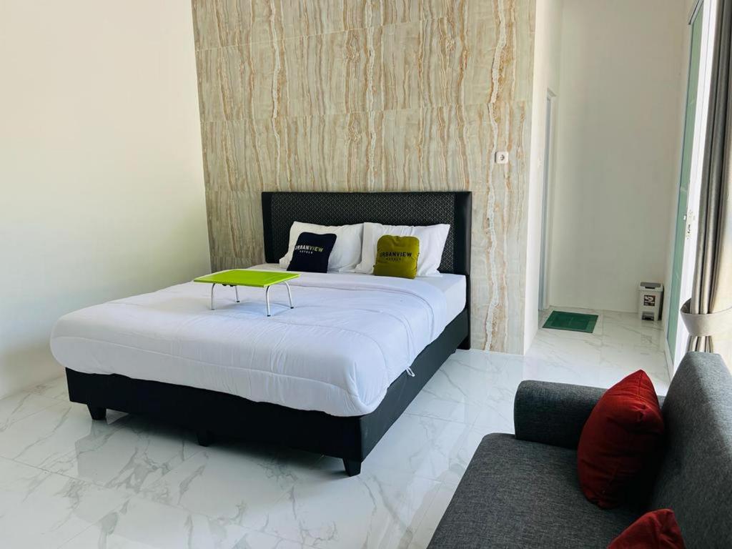 Letto o letti in una camera di Urbanview Hotel Nimara Ngawi by RedDoorz