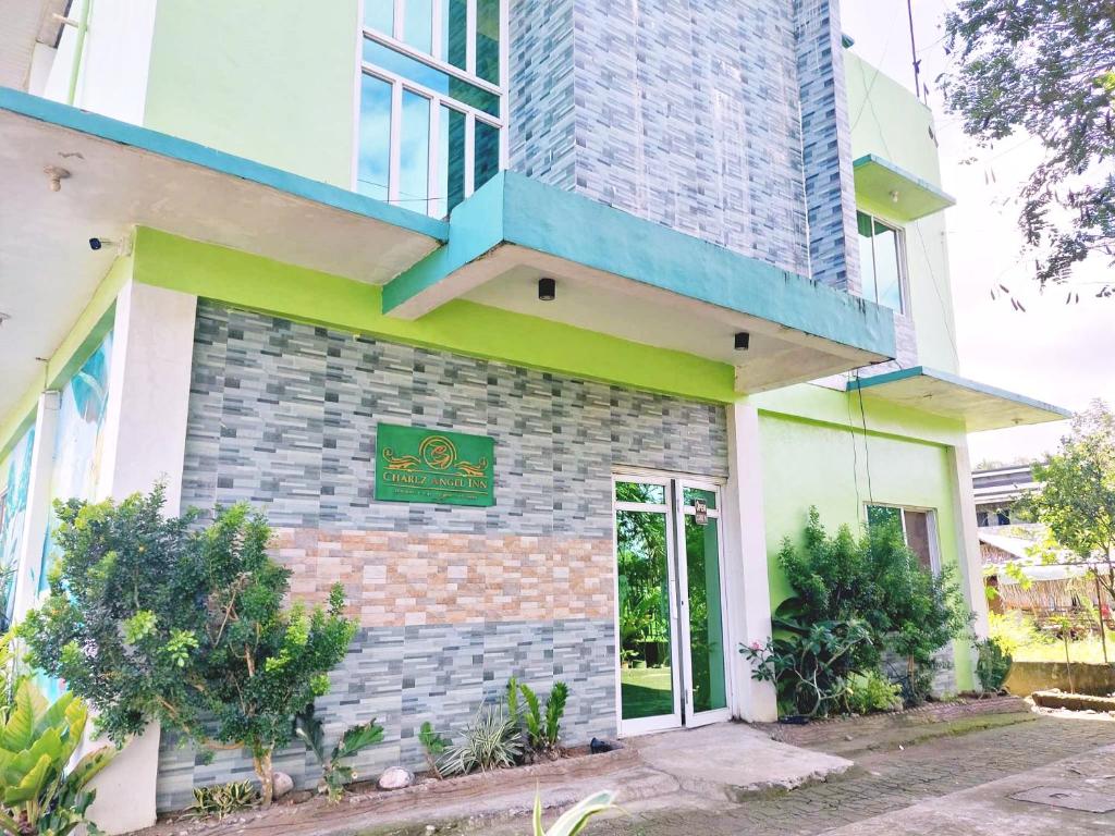 un bâtiment avec un panneau sur son côté dans l'établissement Charlz Angel Inn, à Iloilo