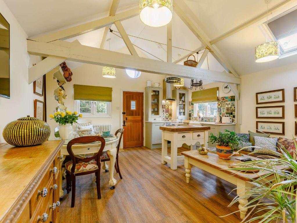 eine Küche mit Tisch und Esszimmer in der Unterkunft 1 Bed in Pershore 87365 in Birlingham