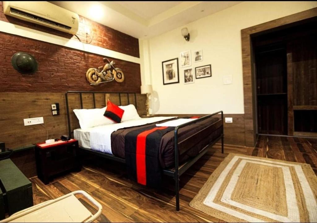 1 dormitorio con 1 cama con una bicicleta en la pared en Date Palm Home Stay, en Tezpur