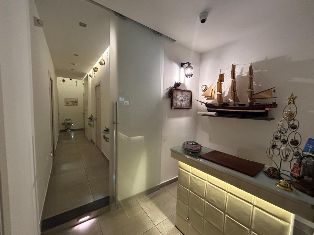 einen Flur mit einer Küche mit einem Boot an der Wand in der Unterkunft Prestige in Neapel