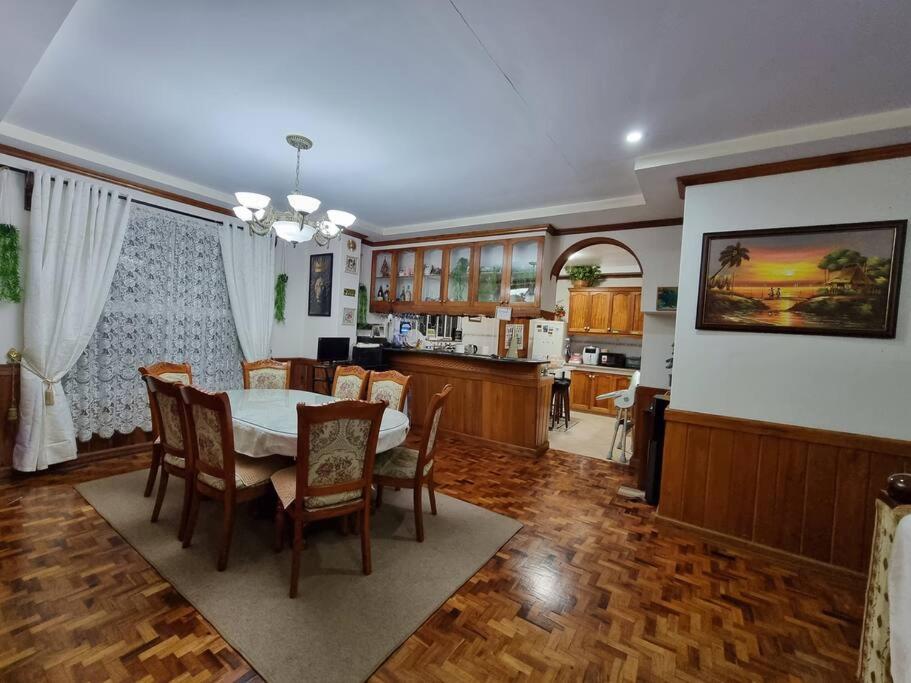 comedor y cocina con mesa y sillas en The Wagner Country Homes, en Baguio