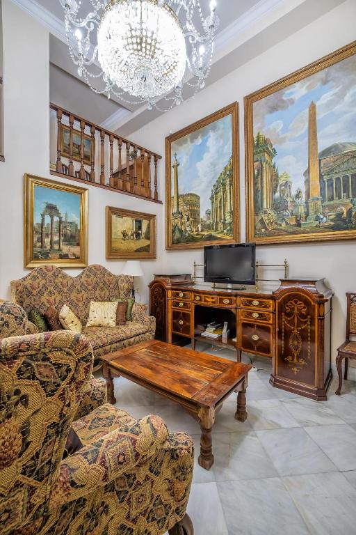 A television and/or entertainment centre at Palacio Marqués Vega Armijo & Parking incluido