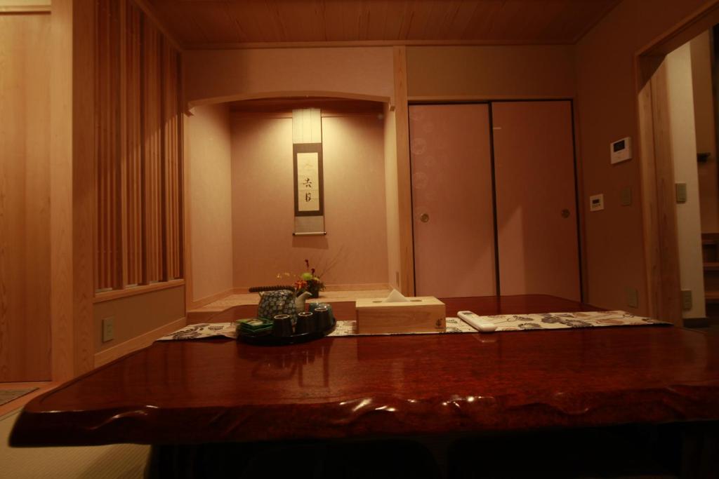 a room with a table in a building at 松の峦 in Kyoto