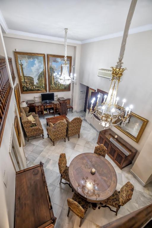 A seating area at Palacio Marqués Vega Armijo & Parking incluido