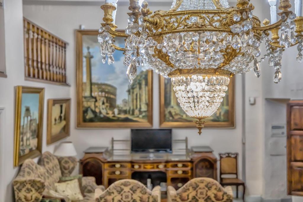 A television and/or entertainment centre at Palacio Marqués Vega Armijo & Parking incluido