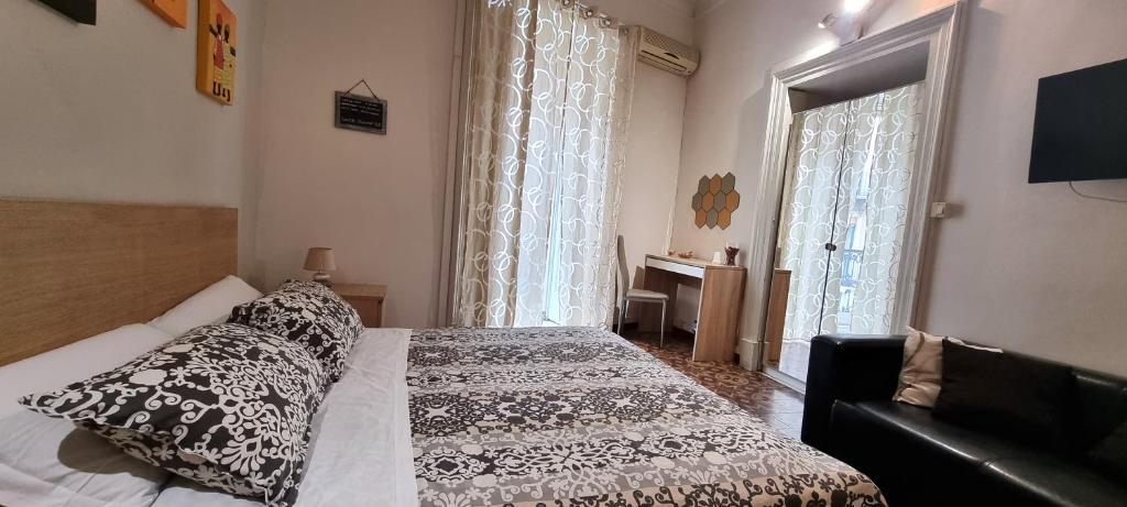 Un pat sau paturi într-o cameră la Cortile Stesicoro