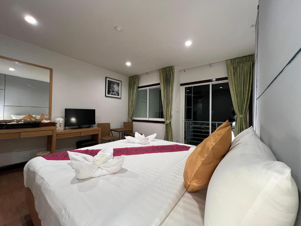Postel nebo postele na pokoji v ubytování Zephyr Grand Hotel