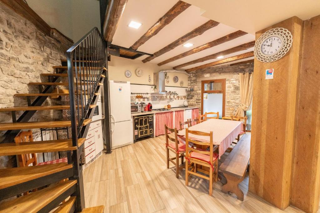 Kuchyň nebo kuchyňský kout v ubytování Casa rural MAZA especial grupos