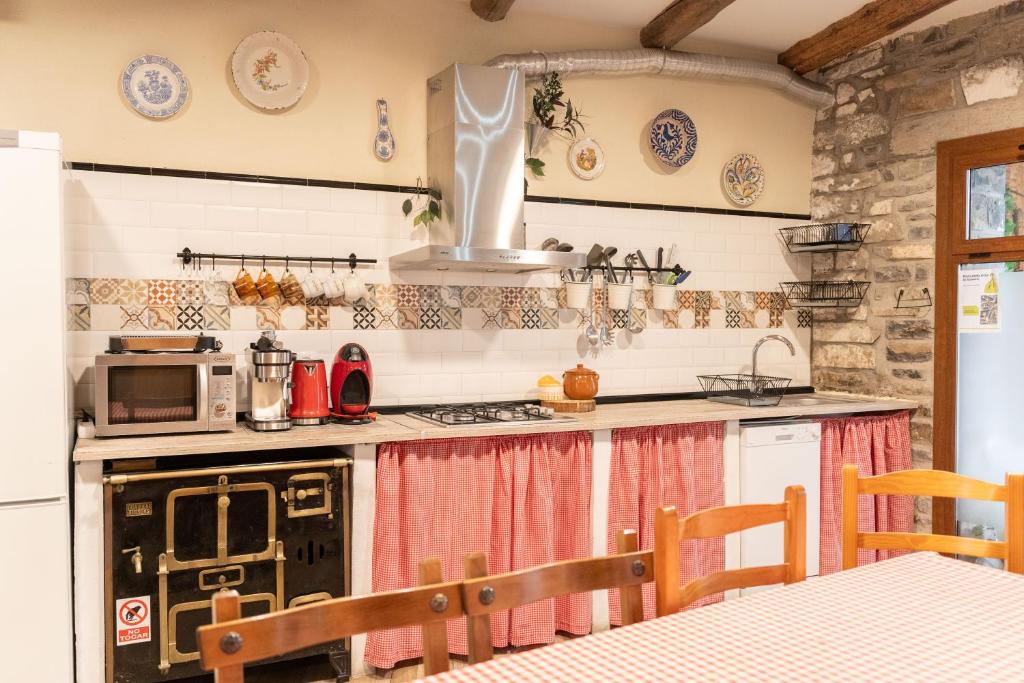 Kuchyň nebo kuchyňský kout v ubytování Casa rural MAZA especial grupos