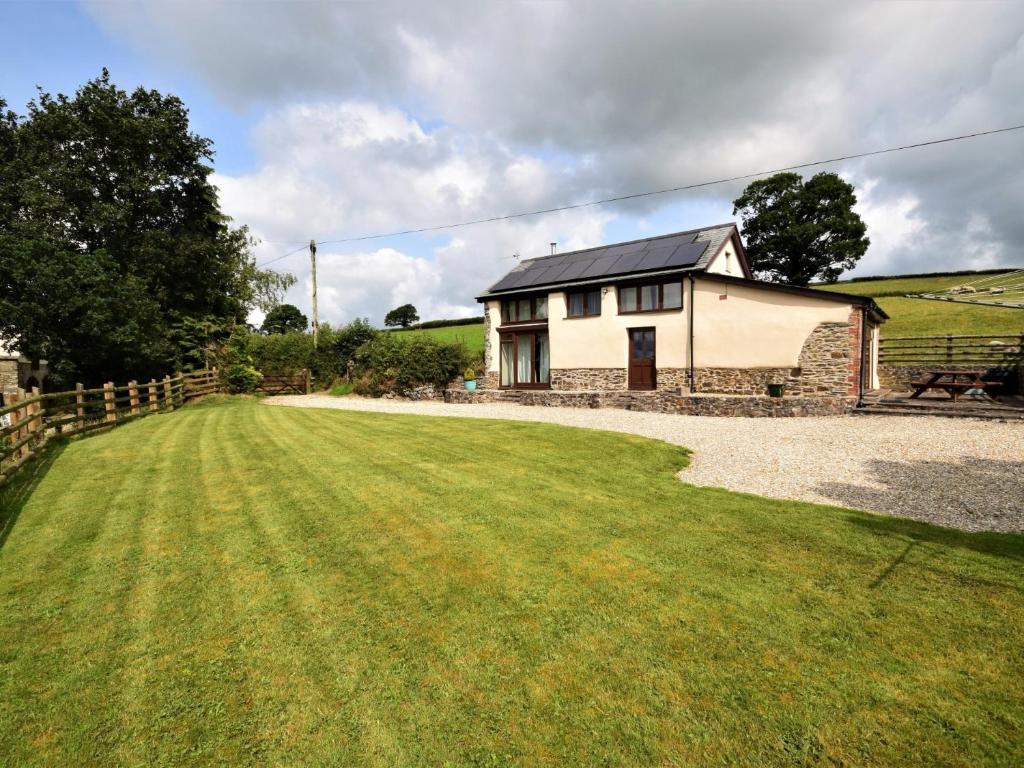 ein Haus mit einem großen Garten davor in der Unterkunft 2 Bed in South Molton 88992 in Bishops Nympton