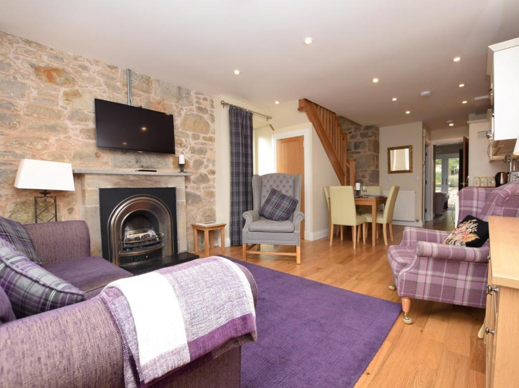 - un salon avec un canapé et une cheminée dans l'établissement 2 Bed in Edinburgh 42778, à Roslin