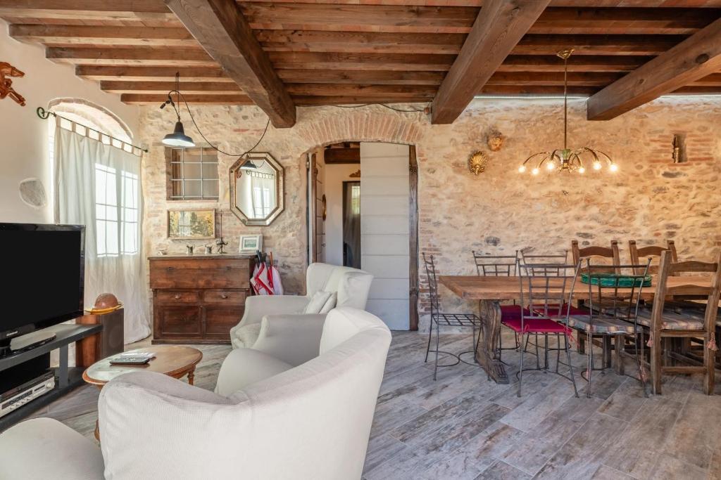 a living room with a couch and a table at La Capanna di Arturo Piano Terra in Capannori