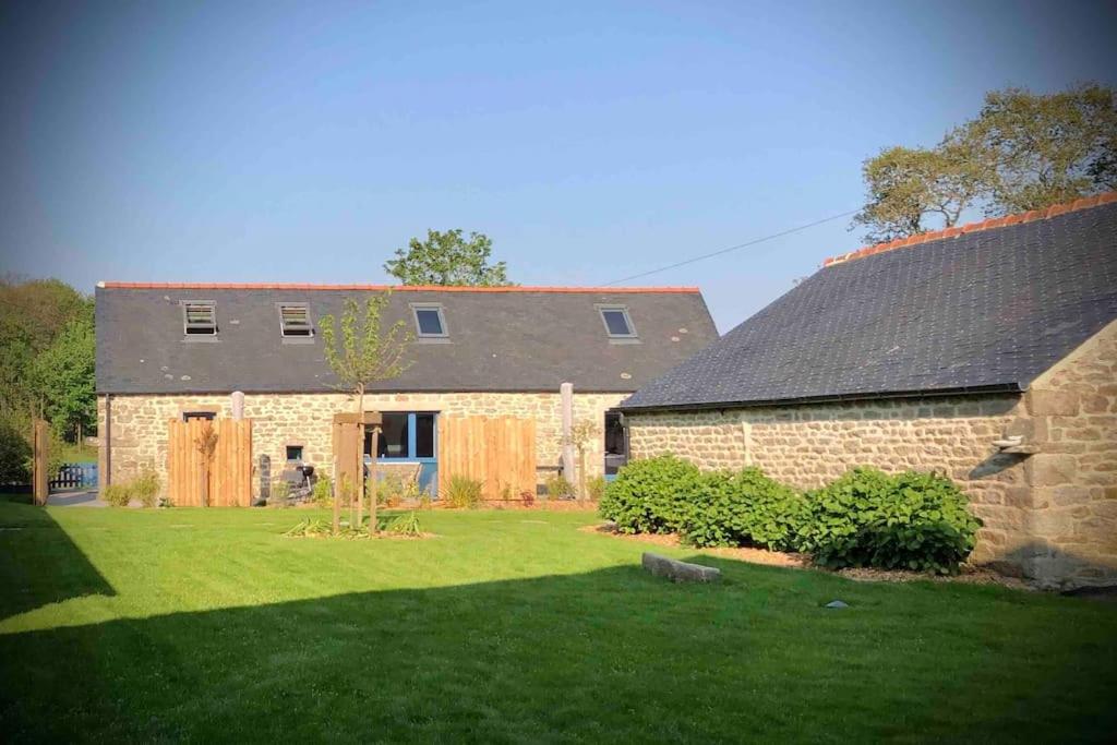 une grande maison en briques avec une cour verdoyante dans l'établissement La Maison de Treminou, à Plomeur
