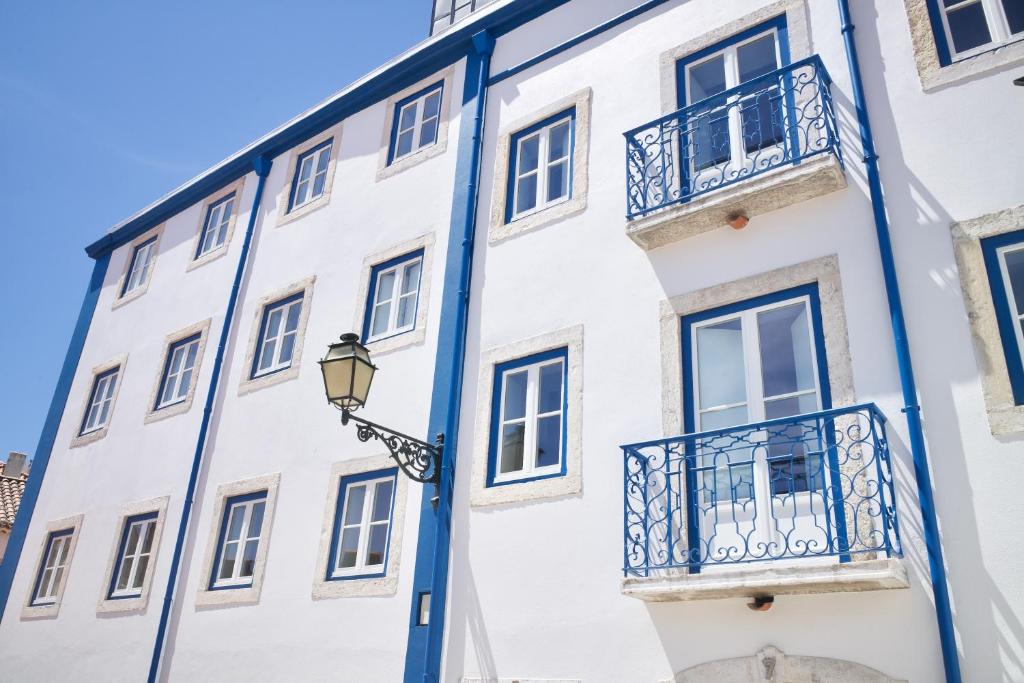 a street light in front of a white building at Hermitage Castelo - Casa Saint Jorge in Lisbon
