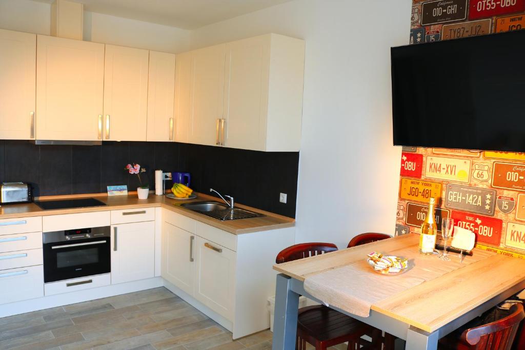 Dapur atau dapur kecil di Ferienwohnungen Arp "2O" mit Garten und Parkplatz