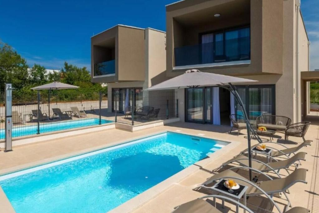 una villa con piscina e una casa di Villa Esmeralda Two by Briskva a Novigrad Istria