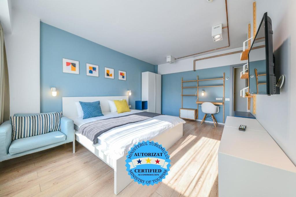 クルジュ・ナポカにあるMy Place Titulescu 2の青い壁のベッドルーム1室(ベッド1台付)