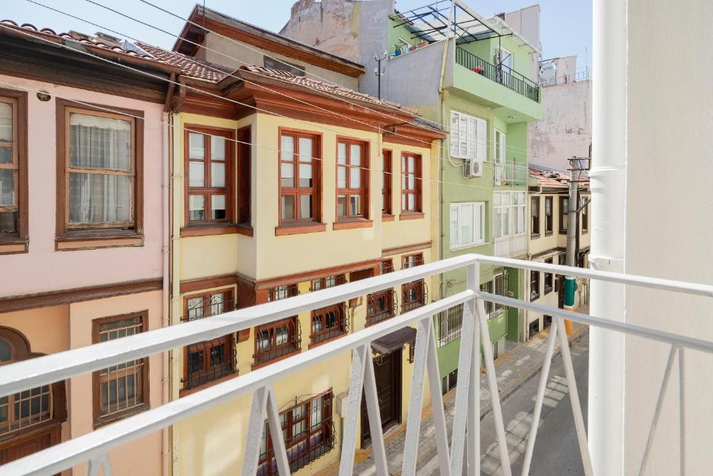 Huge Flat w Balcony Near Grand Mosque in Osmangazi 발코니 또는 테라스