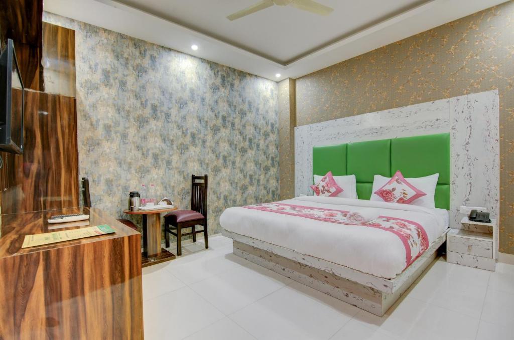 Postel nebo postele na pokoji v ubytování Smart Plaza Hotel