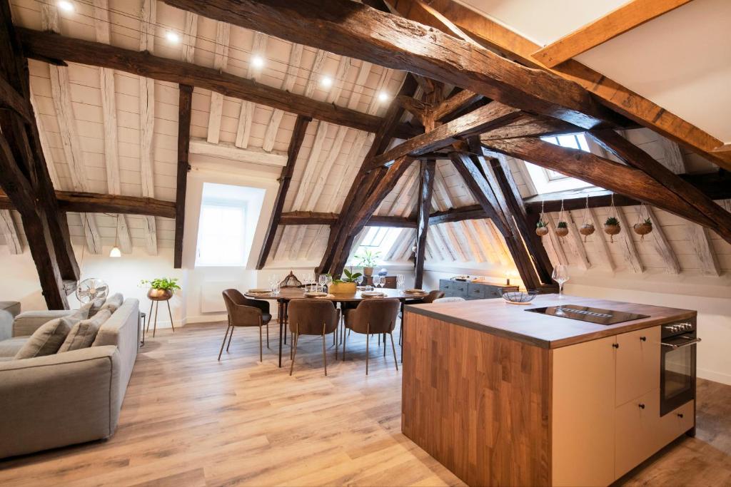 cocina y sala de estar con vigas de madera. en Le Laurencin Sens - Le Family, en Sens