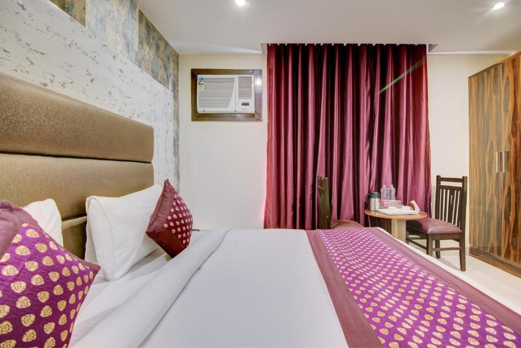 Postel nebo postele na pokoji v ubytování Smart Plaza Hotel