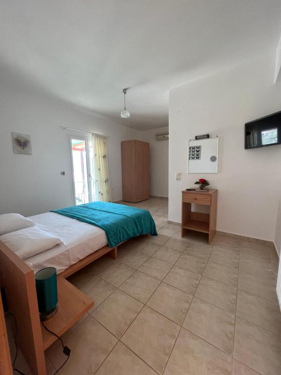 um quarto com uma cama grande e uma televisão em Villa Eros em Zóla