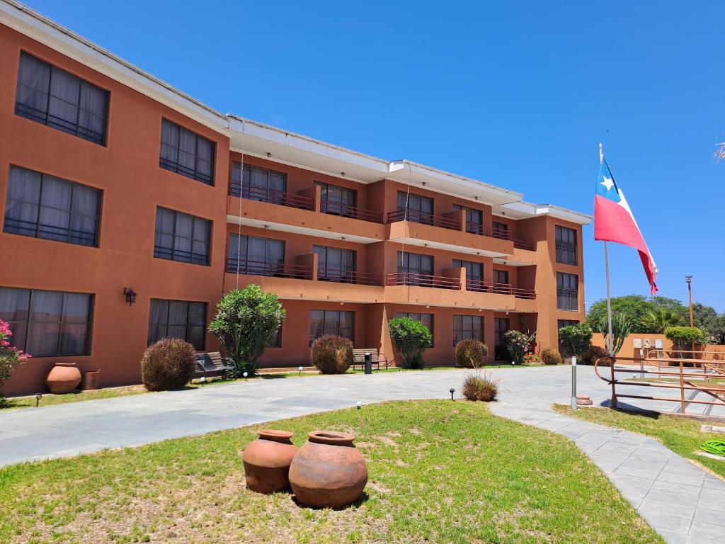 un edificio con due grandi pentole davanti di Hotel Solaris a Huasco