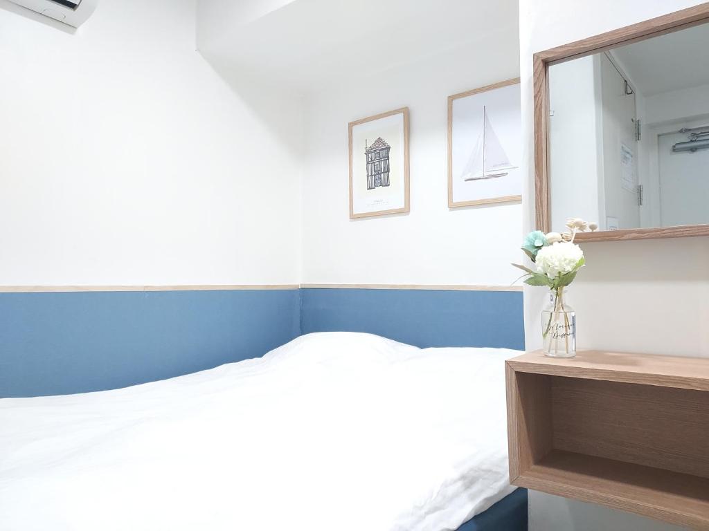sypialnia z łóżkiem i lustrem w obiekcie One Minute Guesthouse w Seulu
