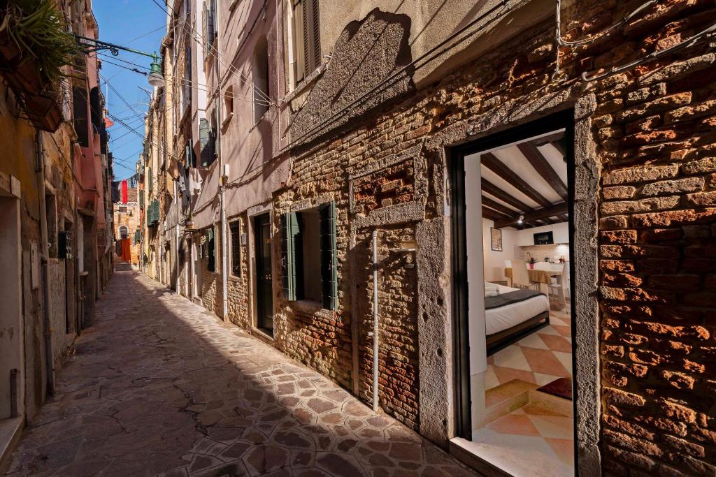 Fenix Colombina in Biennale - Your little house - Studio Apartment