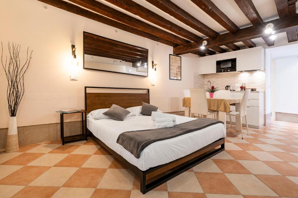 een slaapkamer met een groot bed in een kamer bij Fenix Colombina in Biennale - Your little house in Venetië