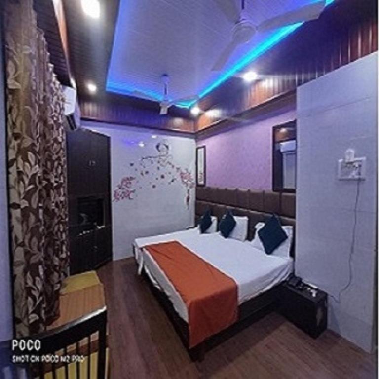 Postel nebo postele na pokoji v ubytování Hotel Geetanjali St Bus Stand Panvel