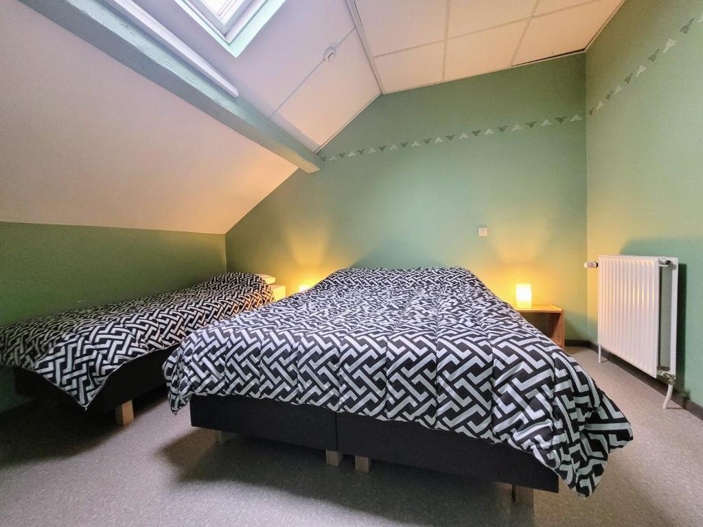 En eller flere senger på et rom på Gîte de Groupe de la Semois