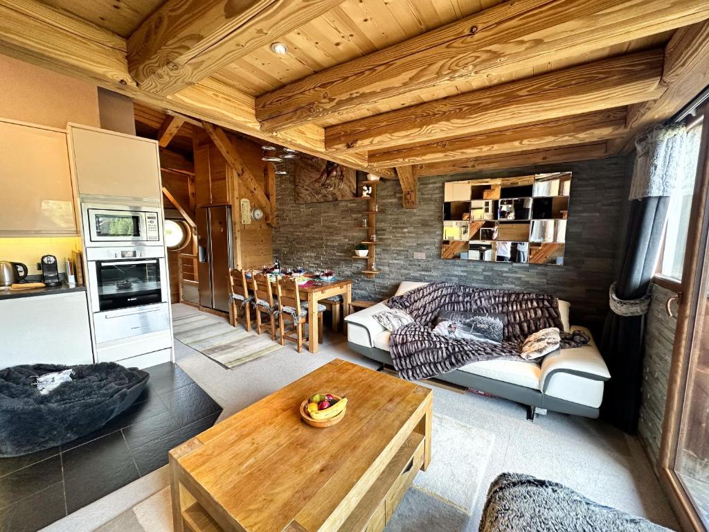 Chalet Flocon - luxury ski chalet by Avoriaz Chale في أفورياز: غرفة معيشة مع أريكة وطاولة