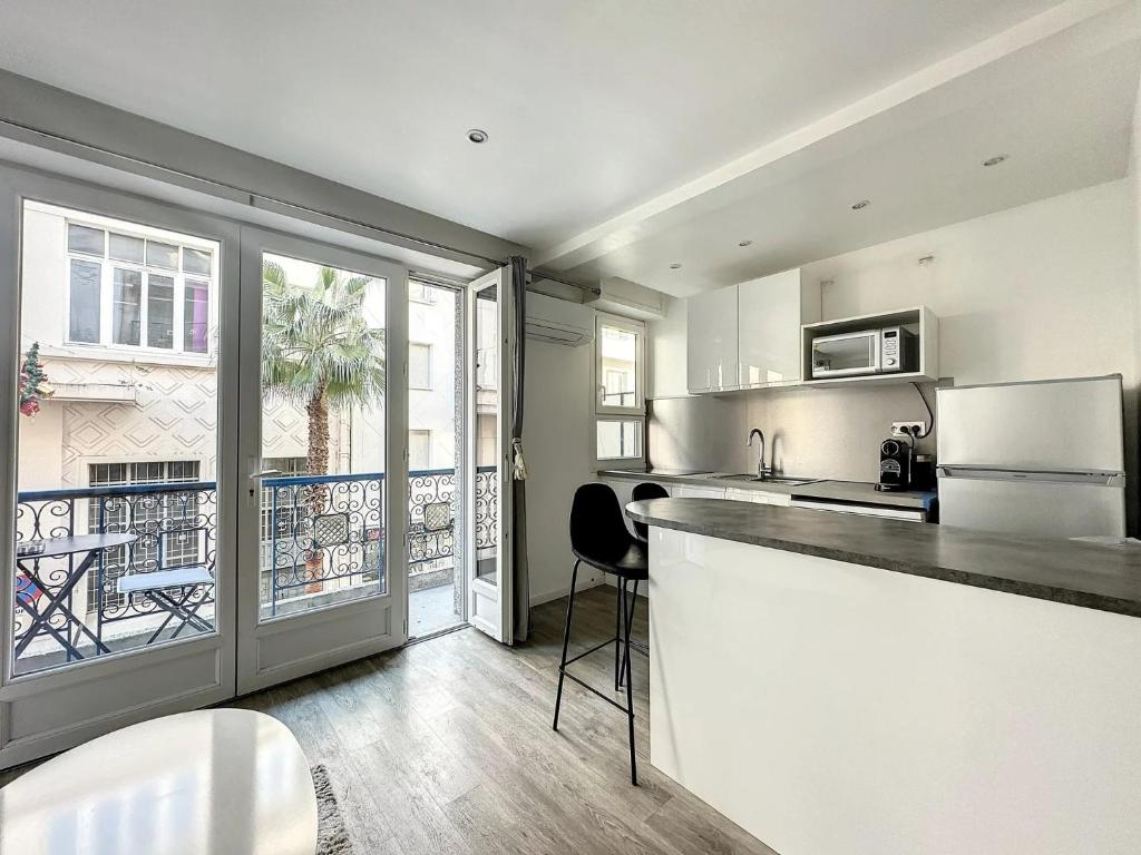 Kuchyňa alebo kuchynka v ubytovaní superbe appartement avec terrasse centre-ville et plage à 5 min