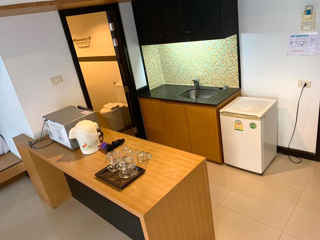 Kuchyň nebo kuchyňský kout v ubytování Tanawit Hotel Hua Hin