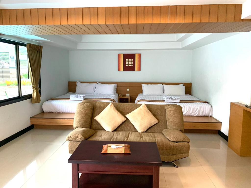 Postel nebo postele na pokoji v ubytování Tanawit Hotel Hua Hin